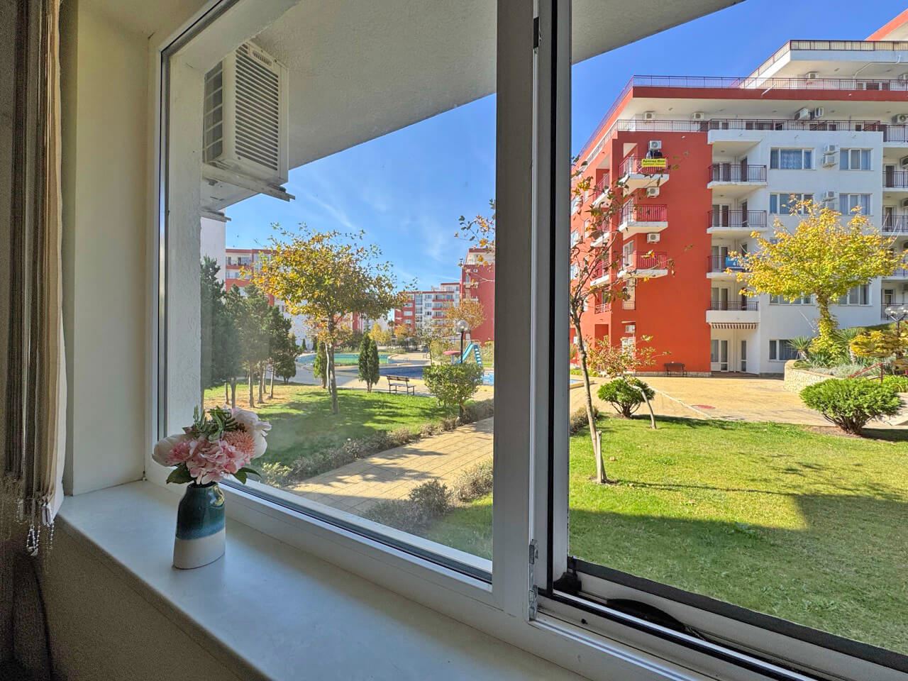 Půvabné studio v první linii u moře ve Sveti Vlasu – působivý komplex s mnoha bazény a dalšími službami