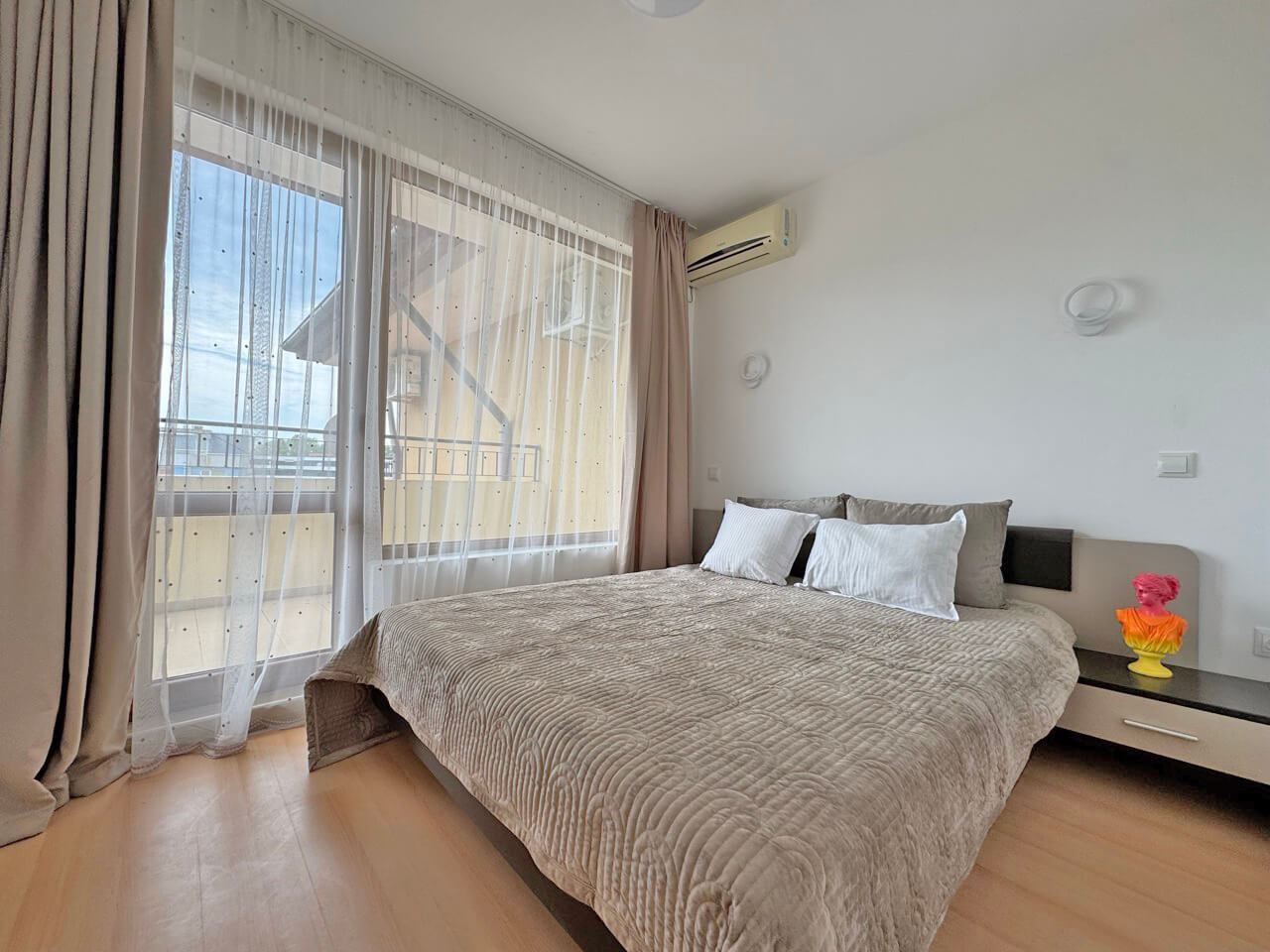 Prostorný apartmán se dvěma ložnicemi v srdci Slunečného pobřeží – komfort, lokalita a vynikající investice
