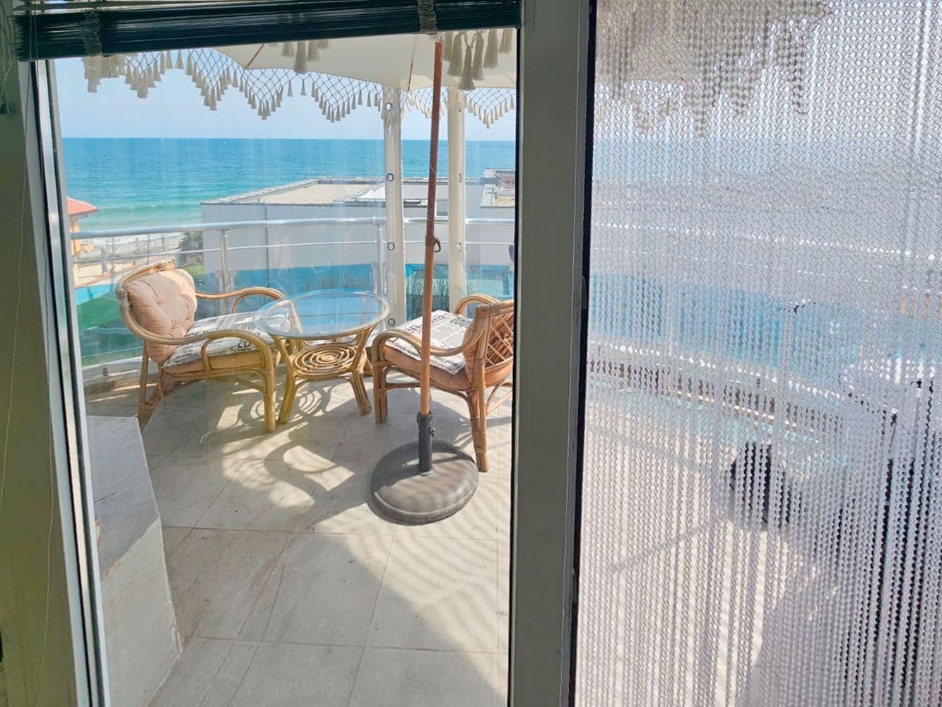 Luxusní třípokojový apartmán s výhledem na moře na první linii v Ravdě – 114 m², dvě terasy a maximální komfort