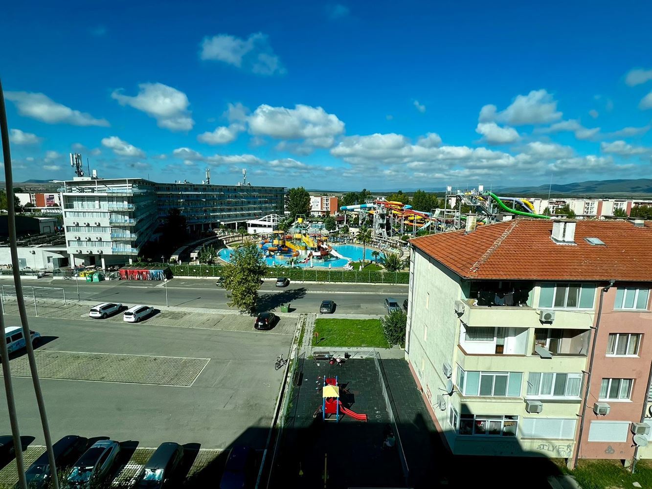 Útulný byt se dvěma ložnicemi v ideálním centru Slunečného pobřeží – komfort, bezpečnost a výborná investice