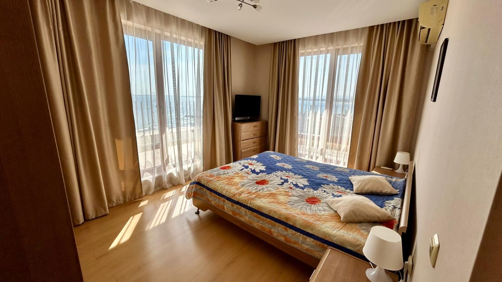 Sveti Vlas – apartmán se třemi ložnicemi s přímým panoramatickým výhledem na moře v komplexu na první linii
