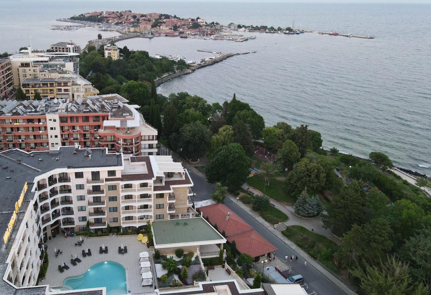 Prostorný 2pokojový apartmán s panoramatickým výhledem na moře v luxusním komplexu na první linii v Nesebaru
