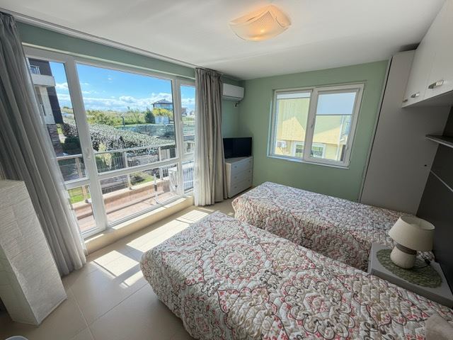 Prostorný apartmán se 2 ložnicemi v první linii u moře s čelním panoramatickým výhledem na moře