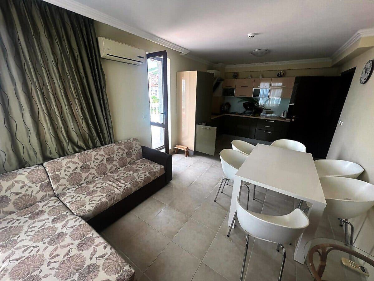 Prostorný čtyřpokojový apartmán s jedinečným panoramatickým výhledem na celý záliv ve Sveti Vlas