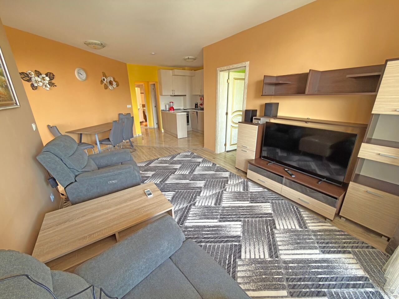 Apartmán se dvěma ložnicemi a výhledem na moře, 200 metrů od pláže v Pomorie