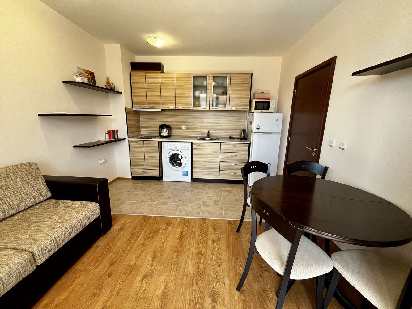 Mořský komfort a klid v blízkosti Nesebaru! Zařízený apartmán s jednou ložnicí s výhledem na bazén v luxusním uzavřeném komplexu