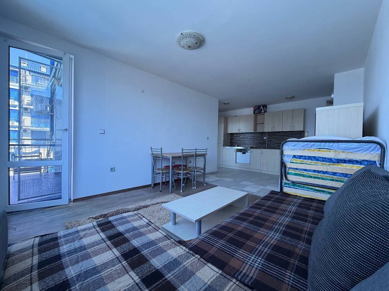 Apartmán s jednou ložnicí v první linii u moře v Pomorie – panoramatický výhled na moře a bazén