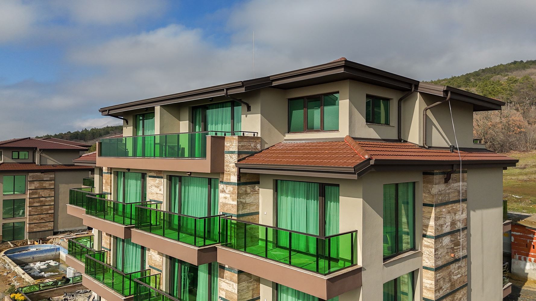 Apartmán se dvěma ložnicemi a panoramatickým výhledem na moře v klidném zeleném komplexu ve Slunečném pobřeží