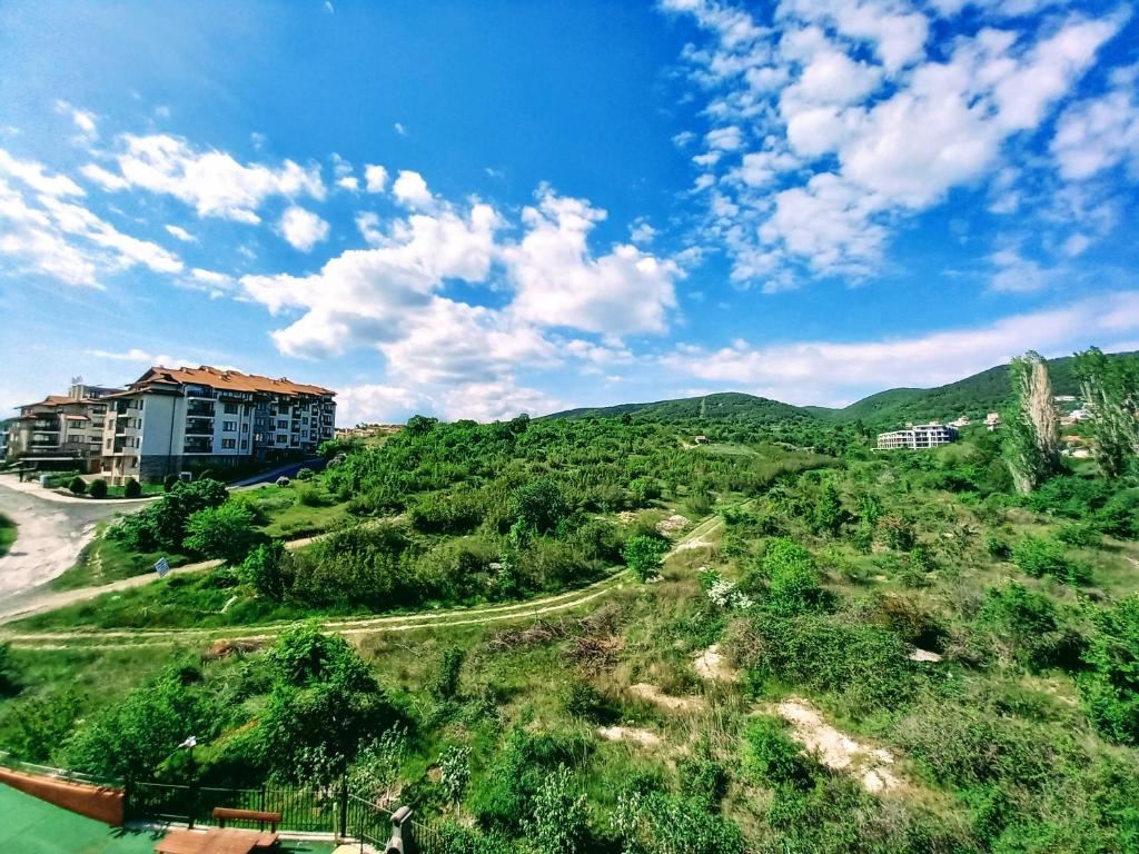 Prostorný apartmán se dvěma ložnicemi a panoramatickým výhledem na moře ve Svatém Vlasu – komfort, klid a výborná lokalita