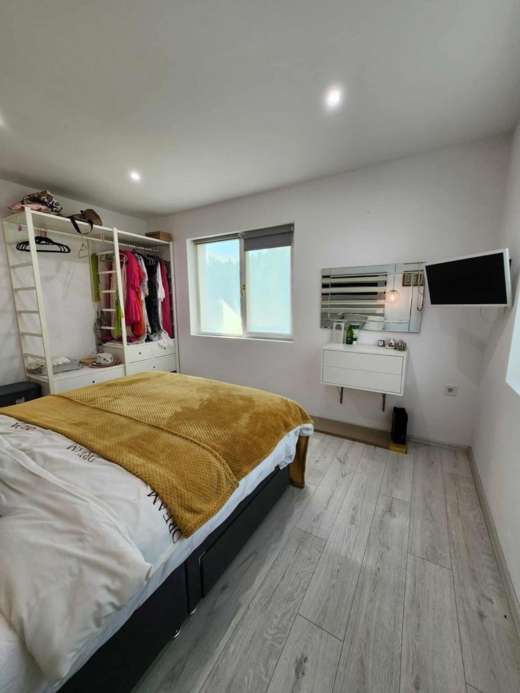 Apartmán se dvěma ložnicemi s výhledem na bazén ve Sveti Vlas – komfort, styl a skvělá lokalita