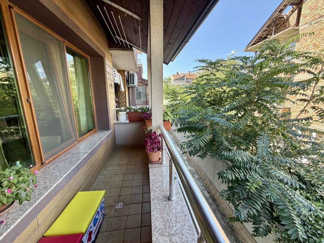 Sarafovo – prostorný apartmán s jednou ložnicí, Aktem 16, minimálním poplatkem za údržbu a kompletním vybavením