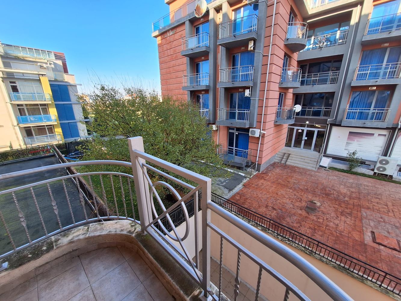 Byt s jednou ložnicí s panoramatickým výhledem na bazén – Slunečné pobřeží, jen 300 m od moře