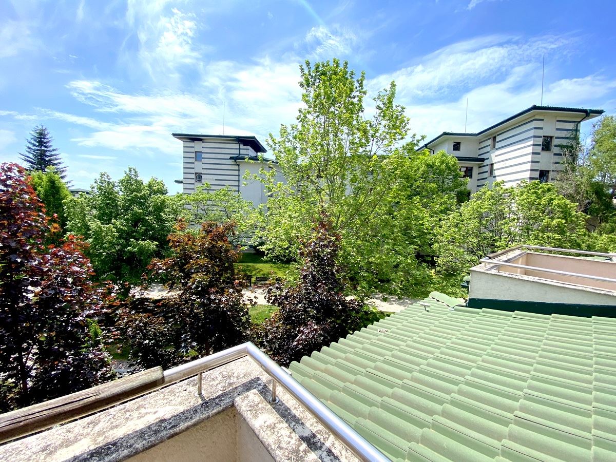 Dvoupokojový byt (s jednou ložnicí) v první linii u moře v Ravda – luxus, příroda a výhled na bazén