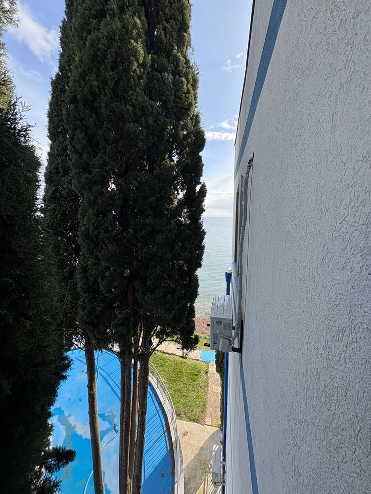 Prostorný dvoupokojový apartmán na první linii moře v Pomorie