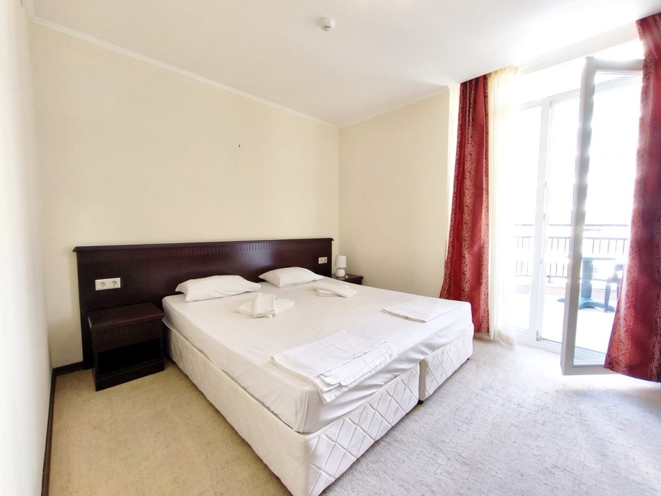 Luxusní apartmán s jednou ložnicí v první linii u moře v Pomorie – komfort a přímořská atmosféra