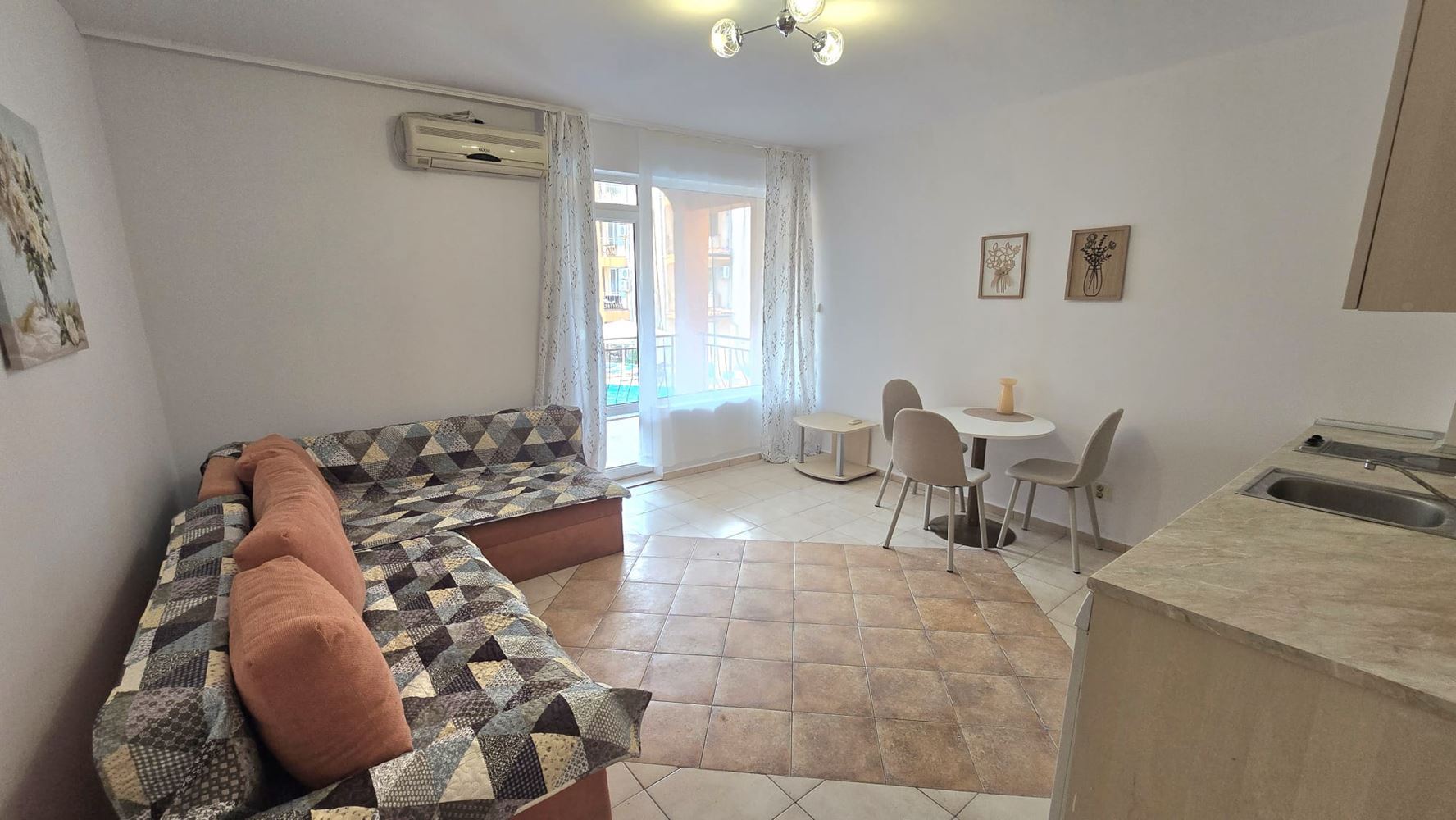 Apartmán se dvěma ložnicemi, jižní orientací a výhledem na bazén v Slunečném pobřeží