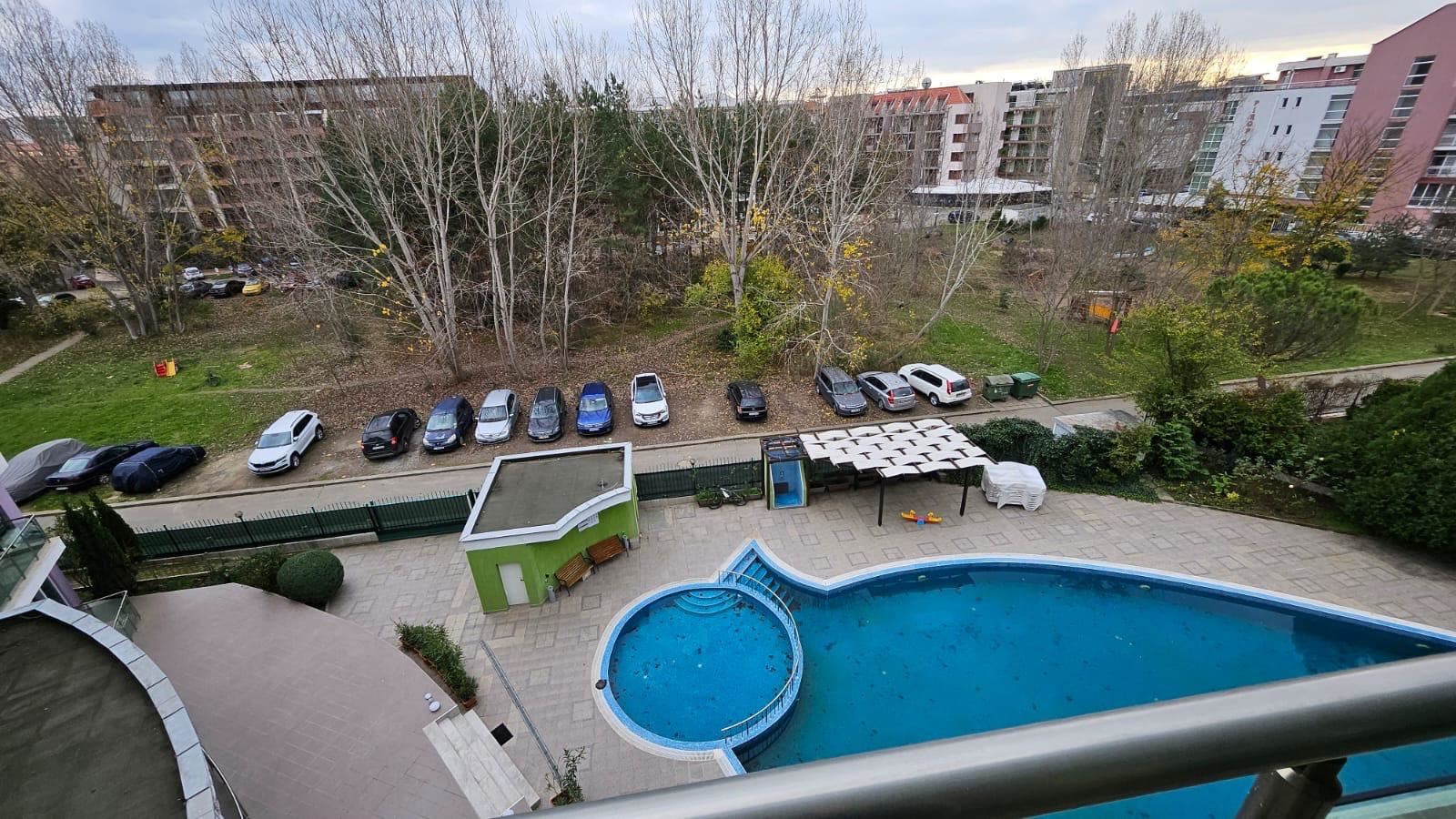 Prostorný apartmán s jednou ložnicí v moderním komplexu v srdci Slunečného pobřeží – skvělá investice a připraven k nastěhování