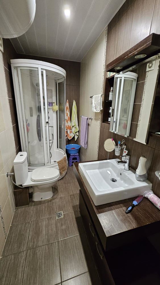 Apartmán se dvěma ložnicemi v první linii u moře v Kitenu s panoramatickým výhledem na moře a působivými terasami