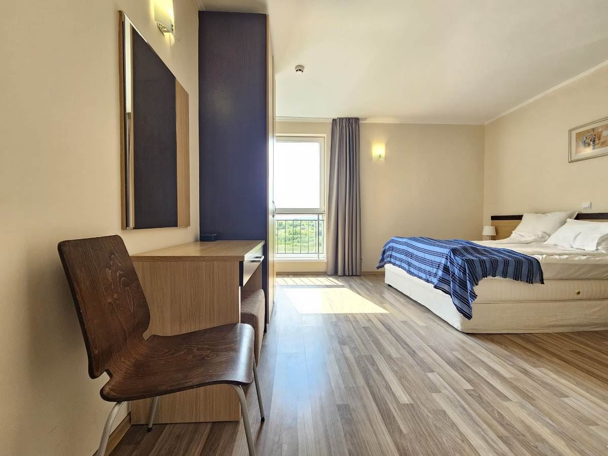 Luxusní apartmán se třemi ložnicemi na první linii u moře v Obzoru – panoramatický výhled na moře a hory