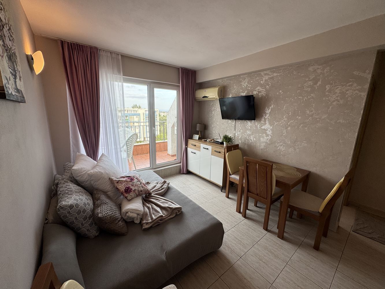 Apartmán s jednou ložnicí a panoramatickým výhledem v srdci Slunečného pobřeží