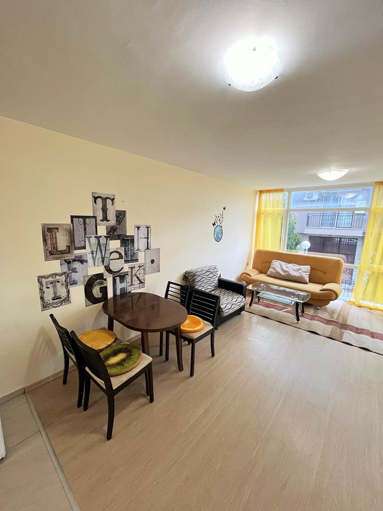 Slunný a prostorný 2pokojový apartmán v Slunečném pobřeží – plně zařízený s vynikajícím zázemím v komplexu