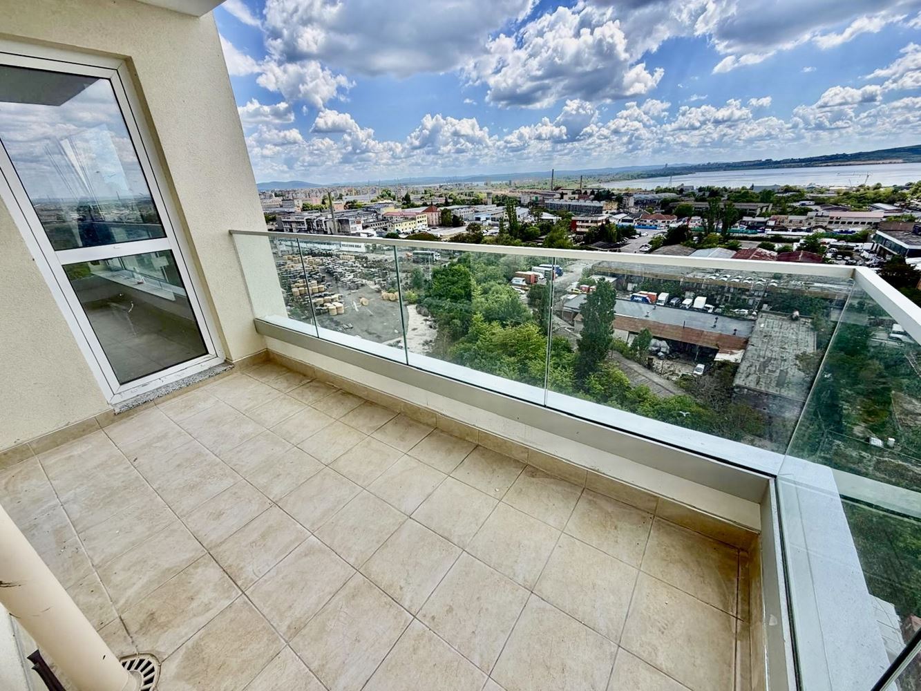 Moderní apartmán se dvěma ložnicemi a výhledem na jezero v Burgasu. S parkovacím místem!