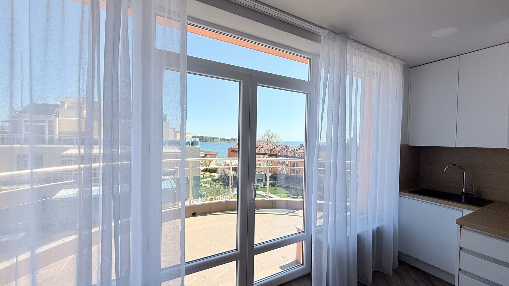 Luxusní apartmán se třemi ložnicemi na první linii v Ravdě – prostor, prestiž a úchvatné mořské panorama