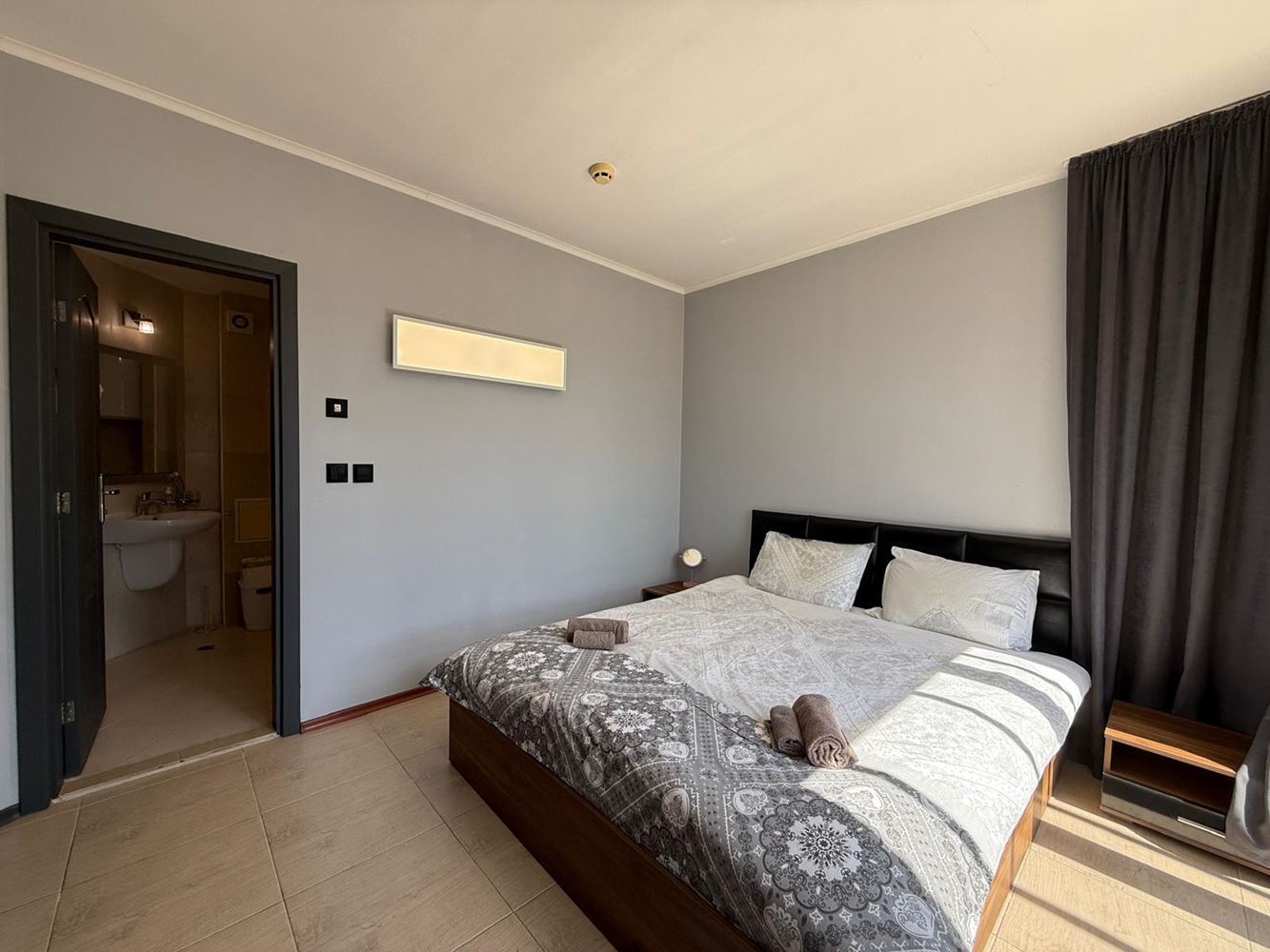 Prostorný apartmán se dvěma ložnicemi a krásným výhledem v klidném komplexu nedaleko Slunečného pobřeží