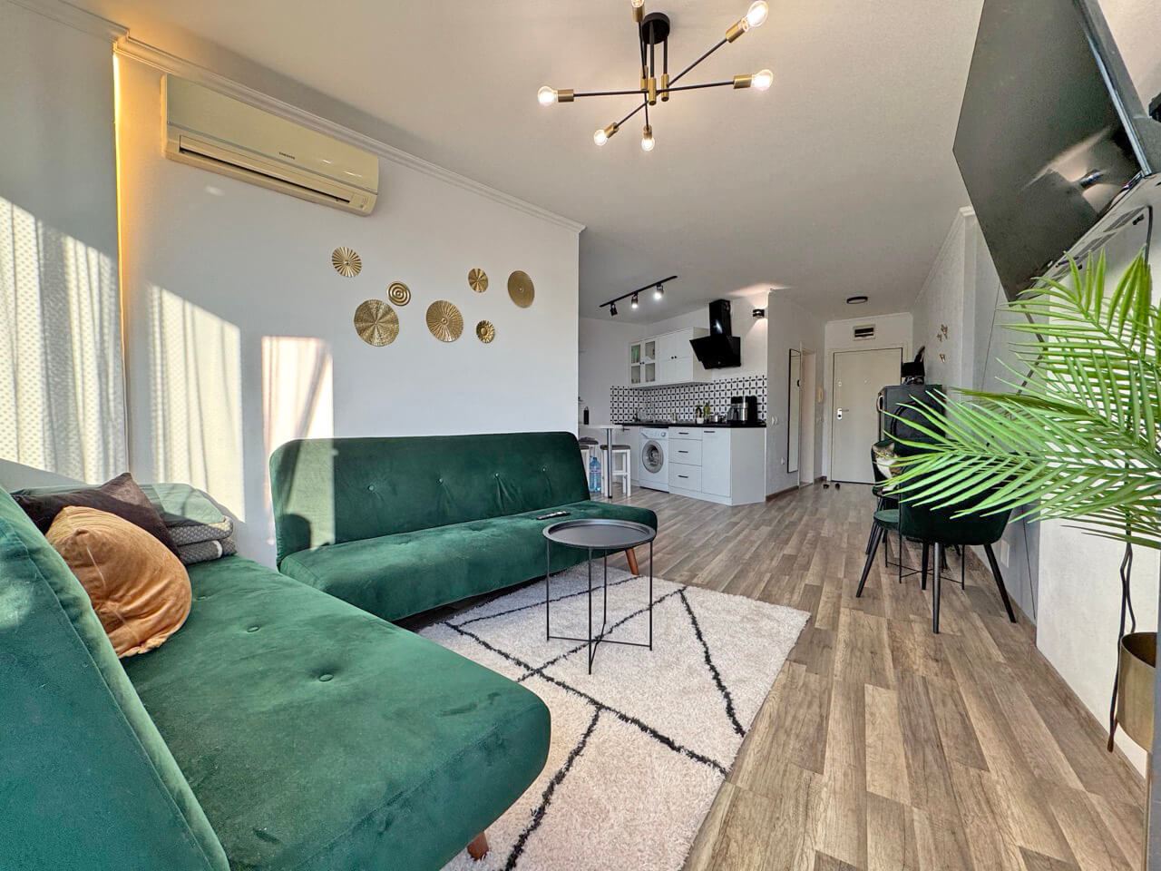 Apartmán s moderním vybavením a velkou terasou 200 m od pláže ve Slunečném pobřeží