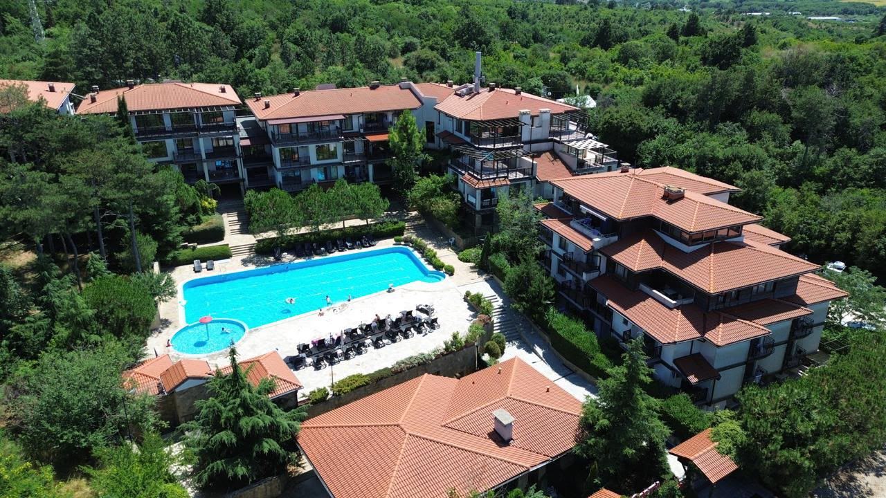 Apartmán s jednou ložnicí v prestižním komplexu u Sozopolu – komfort, klid a vynikající investice
