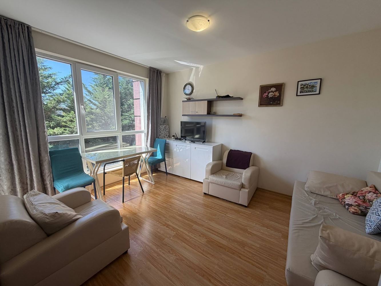 Apartmán s jednou ložnicí v srdci Ravdy – útulné bydlení s výhledem do zeleně