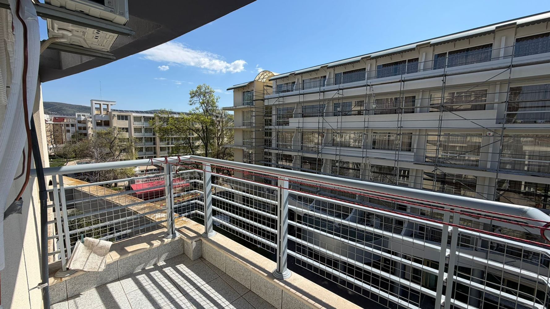 Prostorný dvoupokojový apartmán 300 m od moře ve Slunečném pobřeží – komfort, bezpečí a skvělá investice