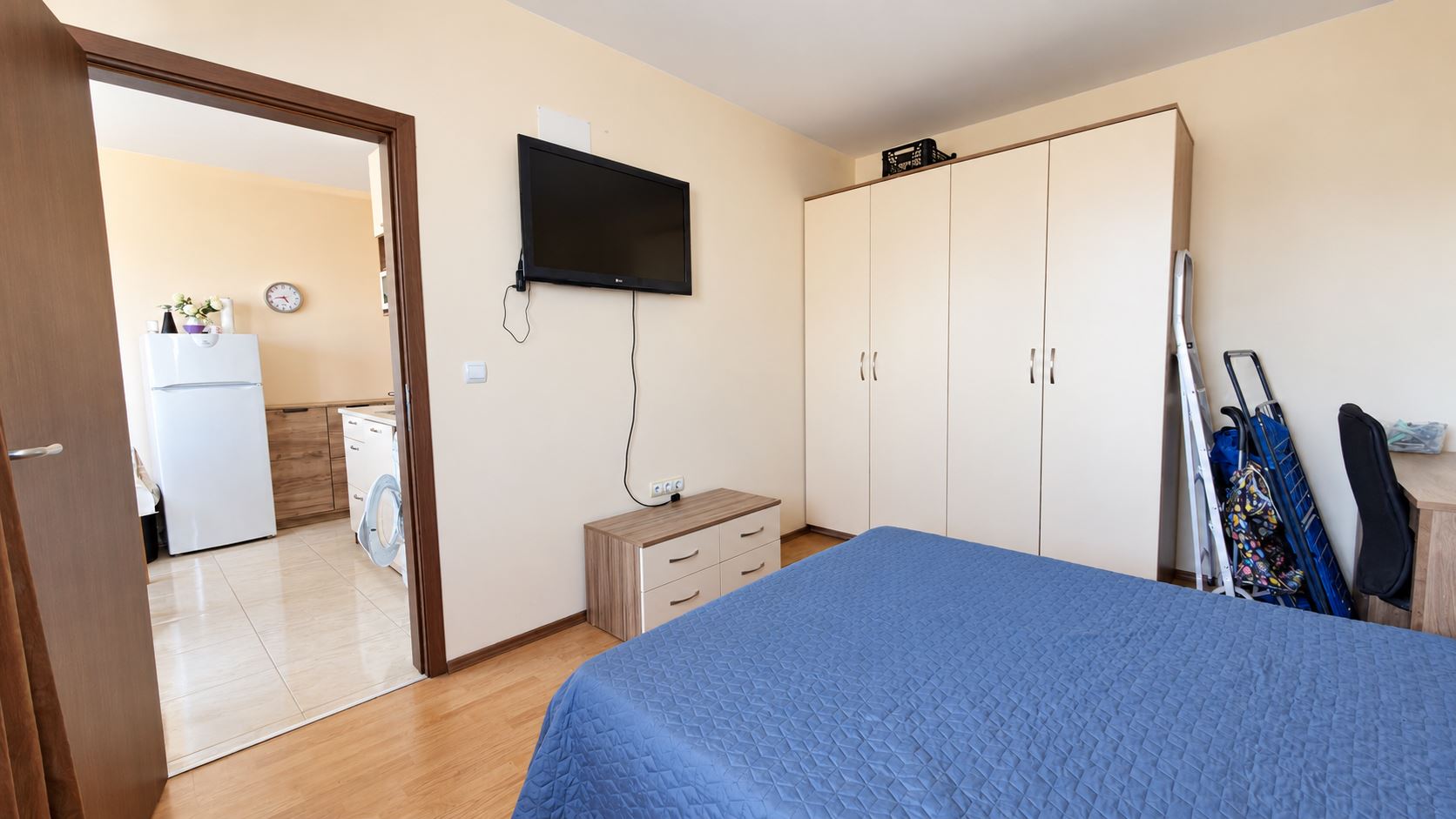 Útulný menší apartmán s jednou ložnicí v komplexu s bazénem a nepřetržitou ostrahou