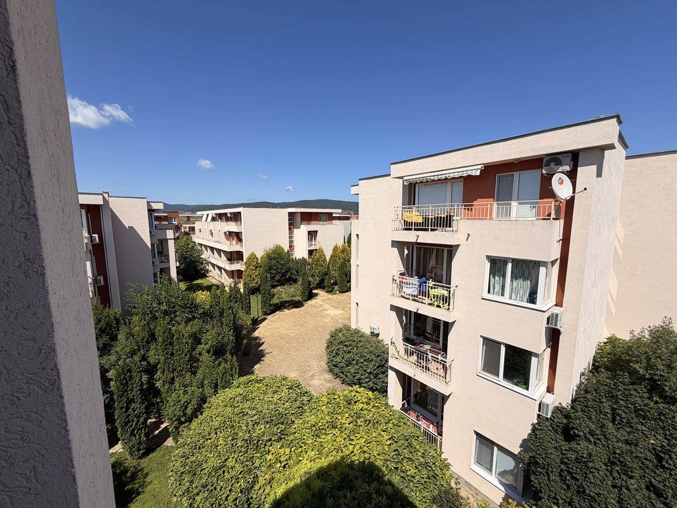 Útulný apartmán s jednou ložnicí v Slunečném pobřeží – krásný výhled na bazén a vynikající komplex pro odpočinek a investici
