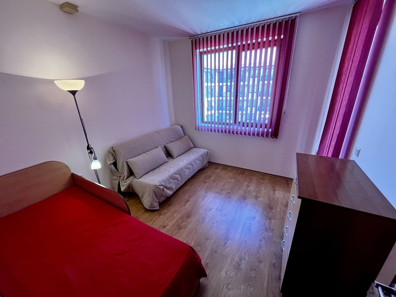 Mořský komfort a klid v blízkosti Nesebaru! Zařízený apartmán s jednou ložnicí s výhledem na bazén v luxusním uzavřeném komplexu