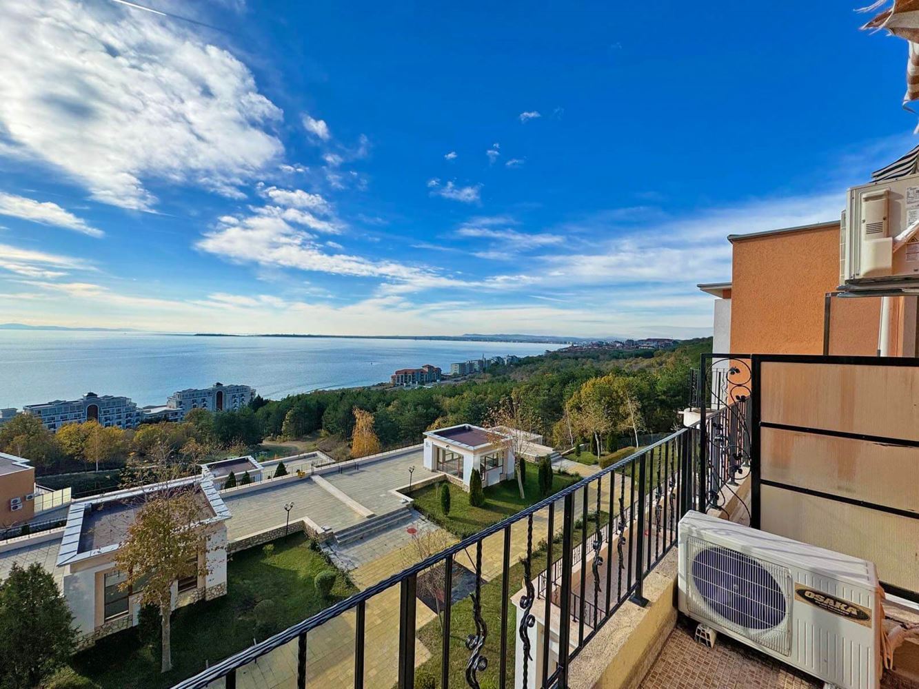Prostorný apartmán se dvěma ložnicemi s panoramatickým výhledem na moře a hory – připraven k nastěhování