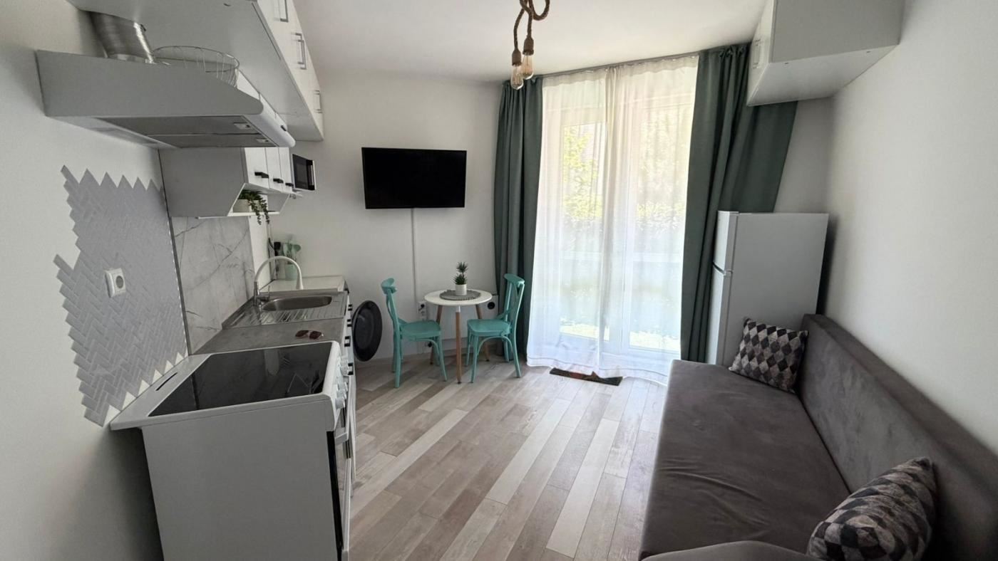 Luxusní studio s velkou verandou v prestižním komplexu na Slunečném pobřeží – komfort, zeleň a SPA relaxace