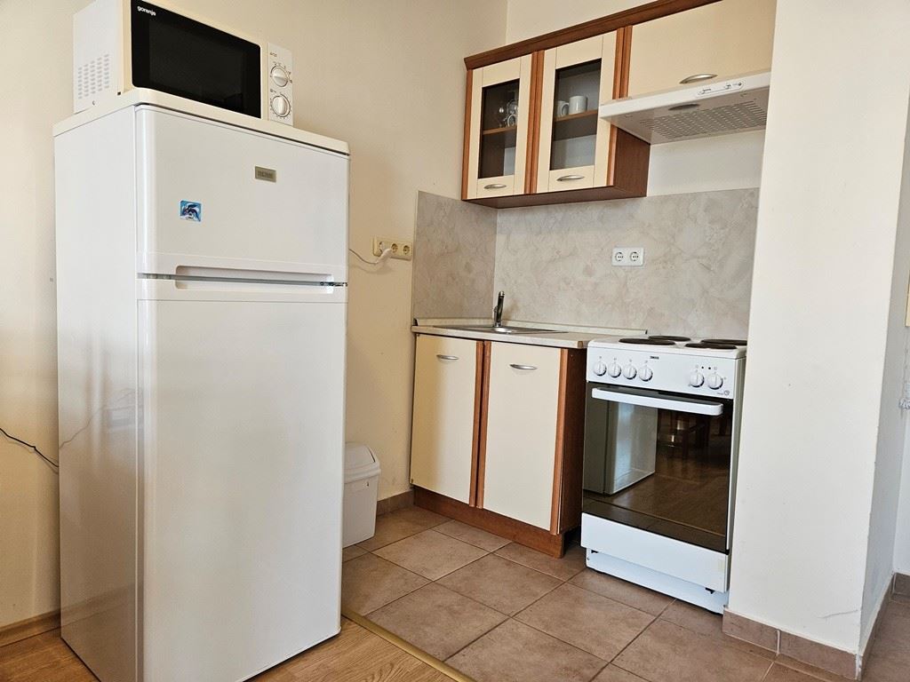 Plně zařízený byt s jednou ložnicí v nejvyšším patře v Sunny Beach – výhled na bazén a luxusní atmosféra