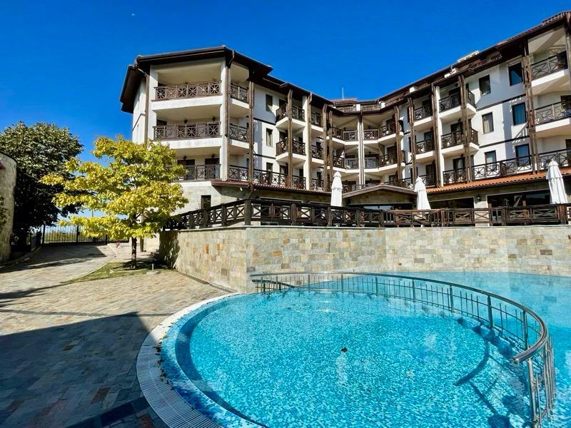 Prostorné plně zařízené studio s výhledem na bazén ve Slunečném pobřeží – komfort, klid a skvělá investice