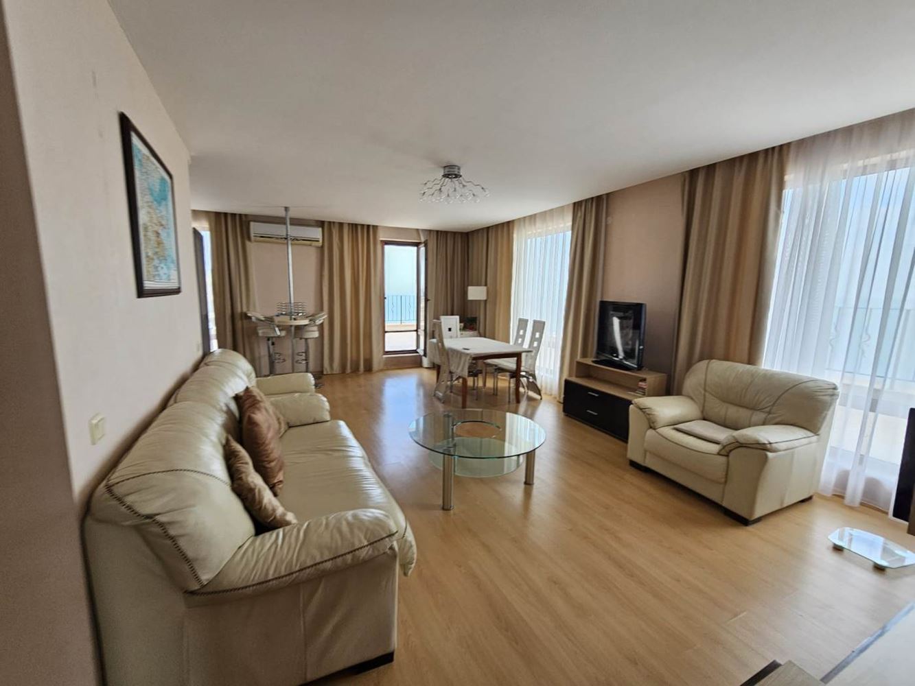 Sveti Vlas – apartmán se třemi ložnicemi s přímým panoramatickým výhledem na moře v komplexu na první linii