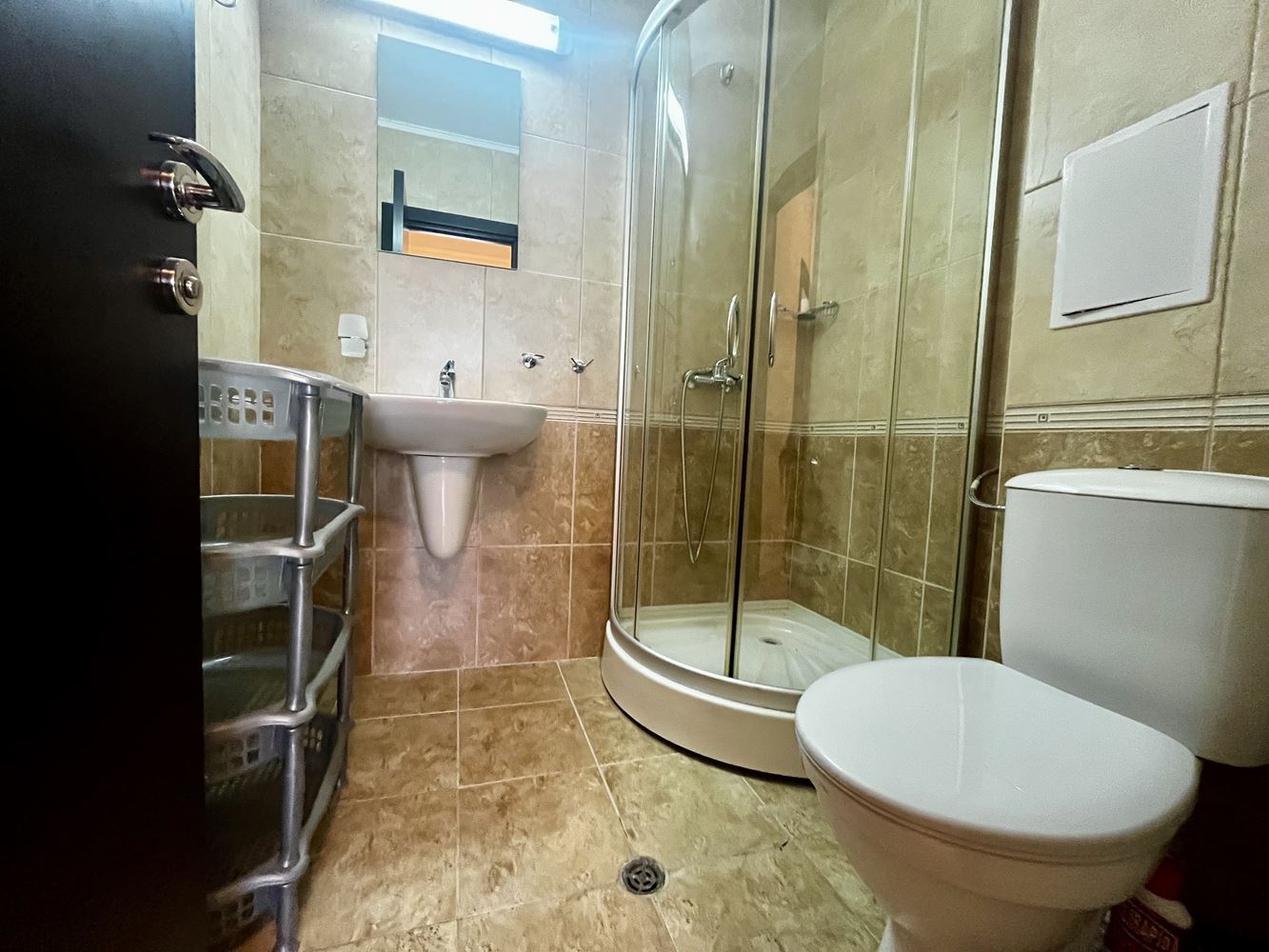 Prostorný apartmán se dvěma ložnicemi v Nesebaru – kompletně zařízený a připravený k nastěhování