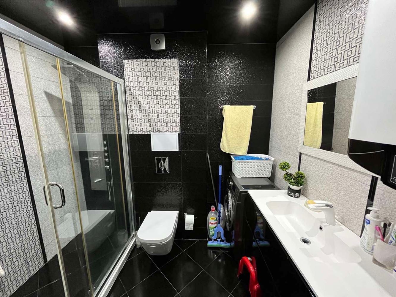 Luxusní apartmán se třemi terasami a vybavením vysoké třídy – výjimečný byt se dvěma ložnicemi v komplexu „Černé moře“, Nesebar