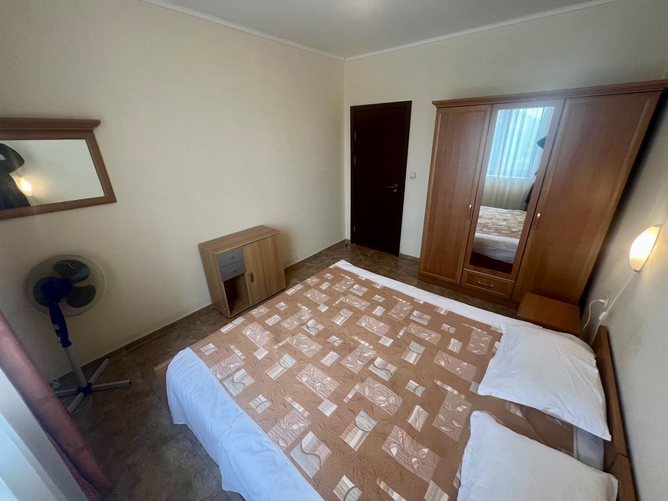 Prostorný třípokojový byt s výhledem na bazén v prestižním komplexu v Nesebaru