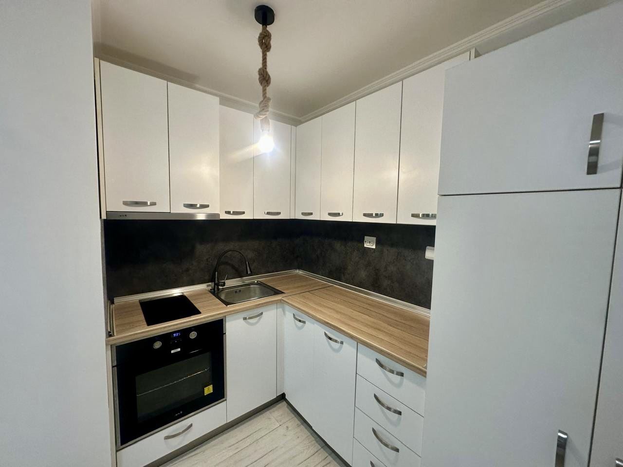 Prostorné studio v přízemí s terasou a možností přeměny na byt s jednou ložnicí – pouze 300 m od moře