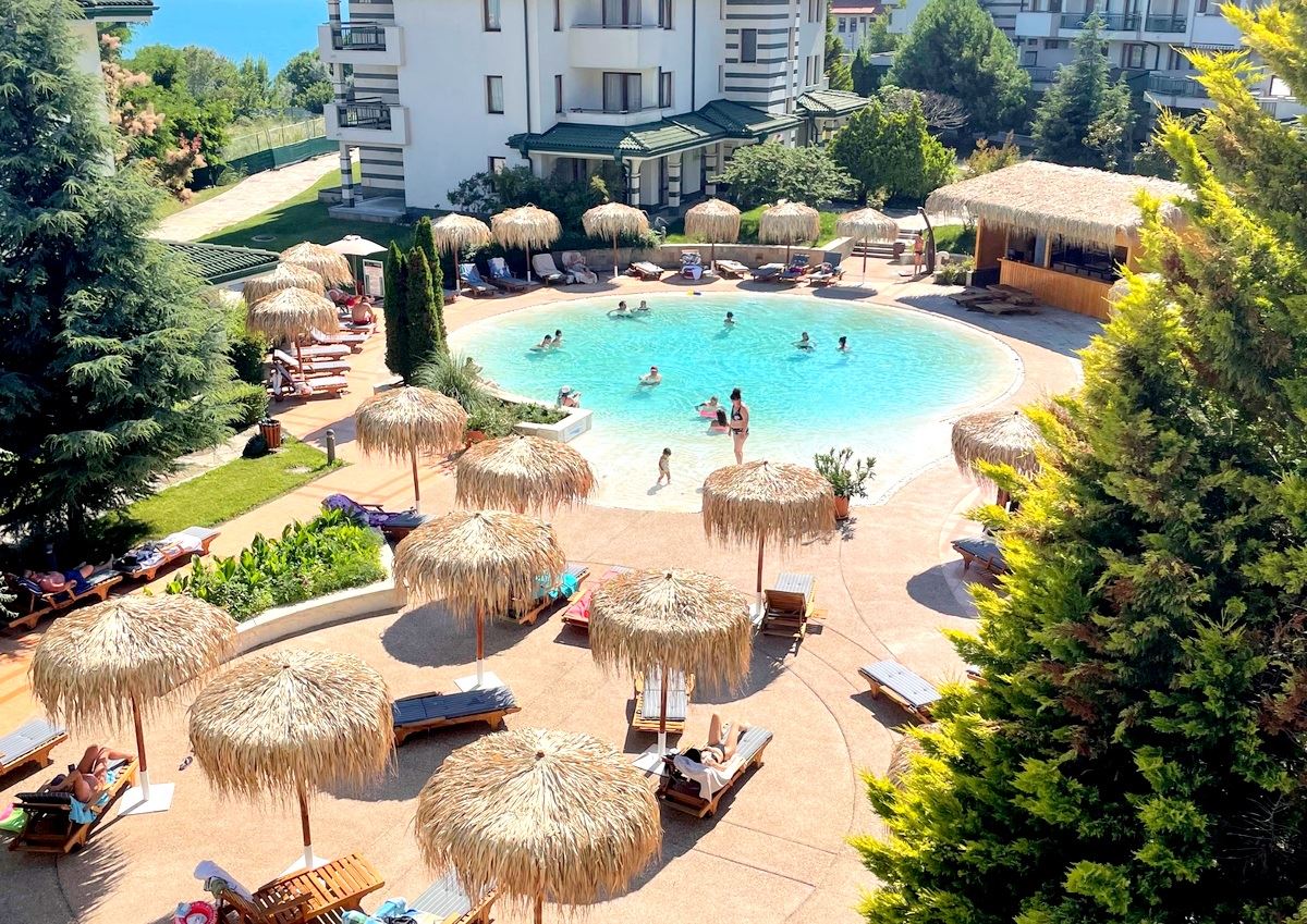 Dvoupokojový byt (s jednou ložnicí) v první linii u moře v Ravda – luxus, příroda a výhled na bazén