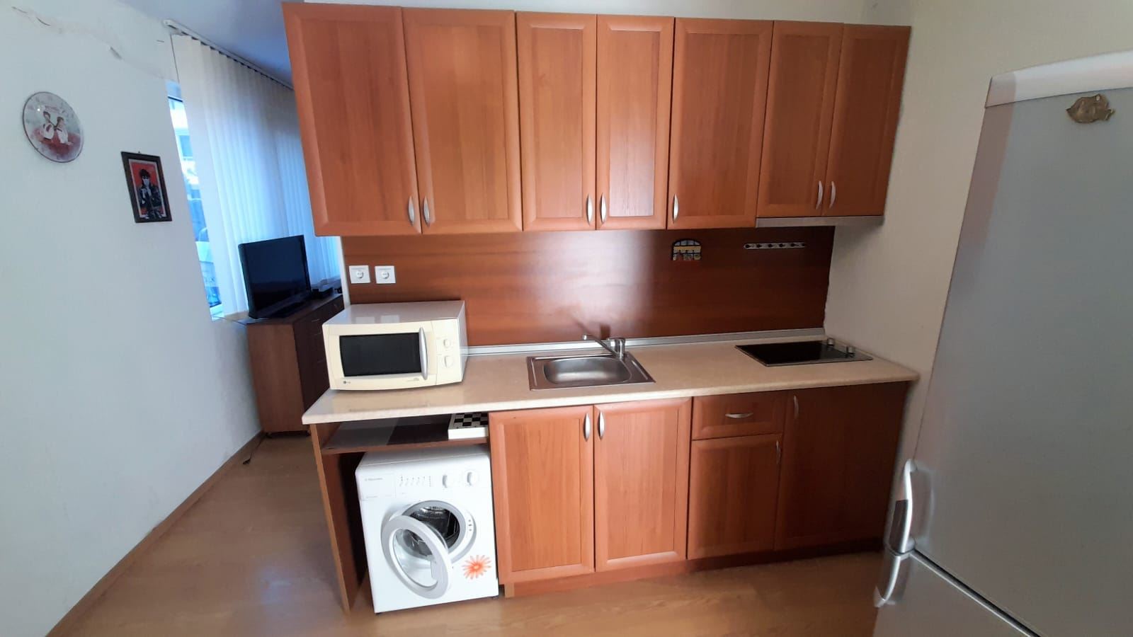 Prostorné studio s prosklenou terasou a dodatečným pokojem – klidná lokalita 500 m od pláže