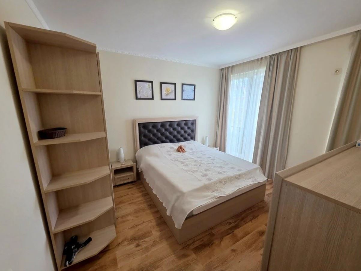 Prostorný apartmán s jednou ložnicí v klidném komplexu u moře v Ravdě