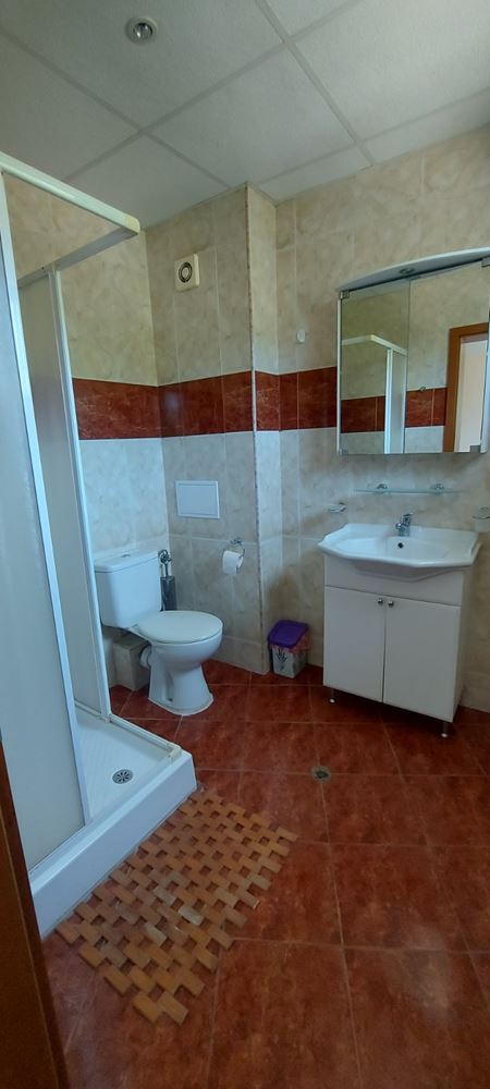 Prostorný apartmán se dvěma ložnicemi a výhledem na moře v první linii u moře – připraven k nastěhování
