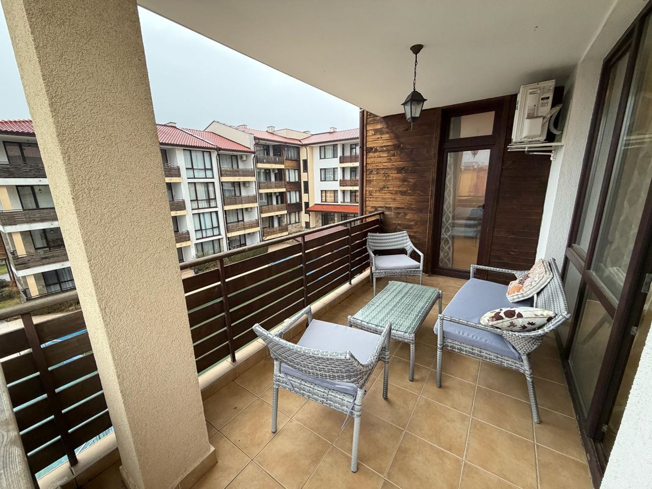 Prostorný třípokojový apartmán v Nesebaru – plně zařízený, v klidné a rychle se rozvíjející oblasti u moře