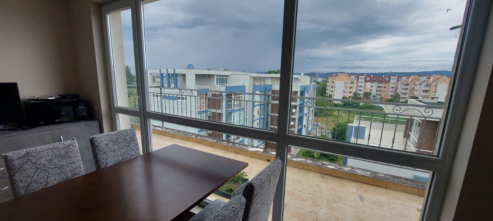 Prostorný apartmán s jednou ložnicí na Slunečném pobřeží – komfort, zeleň a skvělé zázemí v moderním komplexu